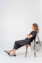 Sandalias de cuero plateadas con tiras finas cruzadas y taco bloque bajo.