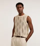 Musculosa de hombre color beige, confeccionada en tejido jacquard con textura cuadriculada. Tiene cuello redondo y corte regular.