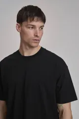 Remera verde oscuro de corte holgado y mangas cortas.