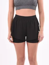 Short deportivo negro con calza interna ajustada y cintura elástica.