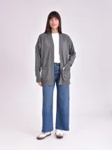 Saco tipo cárdigan color negro, de tejido de punto con bolsillos delanteros.
