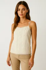 Musculosa color crema de algodón con breteles finos, cuello cuadrado y bordado floral en el frente.