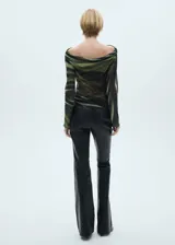 Blusa semitransparente con hombros descubiertos y diseño estampado en tonos verde, marrón y negro.