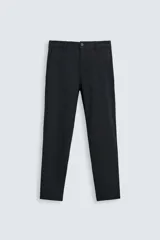 Pantalón de vestir negro, corte slim fit, confeccionado en tejido elástico. Cuenta con bolsillos frontales y traseros de vivo con botón. Cierre frontal con cremallera y botón.