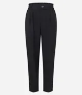 Pantalón zanahoria de poliéster color negro, con cintura elástica en la espalda, pliegues delanteros y abotonado frontal.