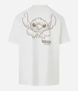 Remera color crema de corte relajado, con cuello redondo y mangas cortas. Presenta un estampado en la espalda con un dibujo de Stitch y la frase "Ohana means family".