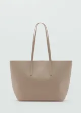 Bolso tote grande color beige, con textura símil cuero abatanado y doble asa de hombro.