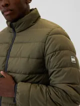 Campera puffer verde militar con cierre frontal y cuello alto.