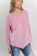 Remera manga larga color rosa con bolsillo en el pecho y corte irregular en el ruedo.