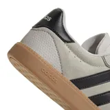 Championes Adidas Breaknet Sleek de mujer, color gris claro con detalles en negro y suela color caramelo. Confeccionados en gamuza sintética con las tres tiras clásicas de Adidas en los laterales.