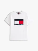 Remera blanca de algodón con cuello redondo y logo de Tommy Hilfiger estampado en el pecho.