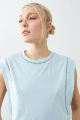 Musculosa verde agua con cuello redondo y sisas con detalle de vainillas.