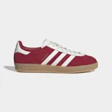 Championes Adidas Gazelle Indoor, color rojo oscuro (borgoña) con puntera de gamuza, tres franjas y talón en cuero sintético blanco, y suela de goma color caramelo.