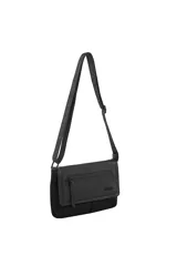 Morral de hombro con correa ajustable, cuerpo bicolor en negro y camel. Presenta un compartimento frontal con cierre y un pequeño logo grabado en la solapa negra.