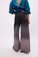 Pantalón de jean wide leg con lavado degradé.