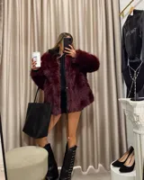 Tapado de piel sintética color borgoña, con cierre frontal con cremallera.