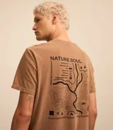 Remera color marrón claro con estampa en la espalda que incluye texto y un mapa de senderos.
