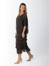 Vestido marrón de seda italiana, dos piezas: top de calce amplio y falda midi con volados. Incluye forro de algodón elastizado.