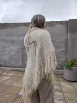 Chal de lana merino color crema, tejido y bordado a mano con diseño de caballo en lino color marrón.