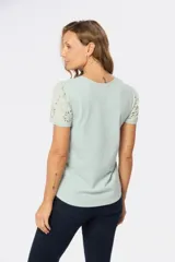 Remera negra de algodón con mangas cortas abullonadas con detalle de broderie.