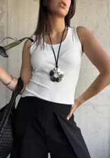 Musculosa blanca de lycra con cuello redondo y sisas amplias.