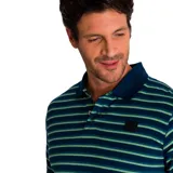 Remera polo de hombre a rayas horizontales en tonos azul y verde, con cuello clásico azul y logo pequeño en el pecho.
