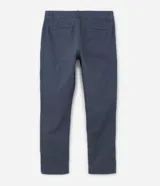 Pantalón de vestir marrón, de corte skinny, con bolsillos laterales y traseros. Se ajusta a la cintura con cinturón de cuero marrón.