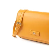 Bandolera color camel de símil cuero con diseño rectangular y acolchado. Tiene acceso con solapa y cierre, herrajes plateados y correa regulable. El interior es de tela de algodón y poliéster y cuenta con dos compartimentos, un bolsillo interno con cierre y otro abierto.