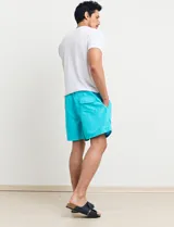 Short de baño verde con cintura elástica ajustable con cordón.