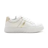 Championes urbanos blancos con detalles dorados, cordones blancos y suela blanca con estrías horizontales.