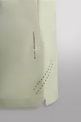 Shorts de entrenamiento color verde claro, confeccionados en tejido técnico ligero y elástico. Sin forro interior, con cintura elástica ajustable con cordón interior, bolsillos frontales y bolsillo trasero de seguridad con cierre de cremallera. Bajo con acabado termofijado y aberturas laterales.