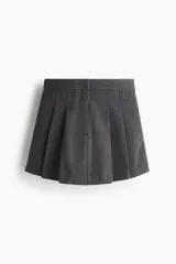 Short pollera gris oscuro con estampado a cuadros (Príncipe de Gales o similar), de corte acampanado con pliegues en el frente.