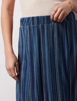 Falda midi plisada de satén con rayas verticales azules y pretina elástica.