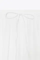 Pantalón bombacho de algodón blanco, con tiro medio, cintura elástica ajustable con cordones y bajo abullonado con elástico.