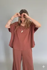 Remerón marrón chocolate de lino, con escote en V y corte holgado.