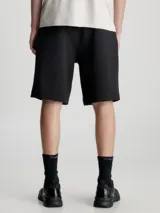 Shorts deportivos negros de Calvin Klein, confeccionados en mezcla de algodón orgánico, con cintura elástica, bolsillos laterales y logo grabado en la pierna.