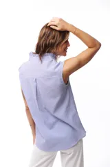 Blusa sin mangas con cuello mao y estampado a rayas verticales azules y blancas.