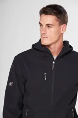 Campera negra de neopreno con interior de micropolar y capucha. Tiene bolsillos delanteros y en el pecho con cierre metálico personalizado.
