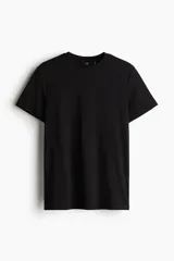 Remera negra de corte estándar con cuello redondo ribeteado y bajo recto. Confeccionada con tejido funcional COOLMAX®, una fibra de poliéster de secado rápido que elimina la humedad y regula la temperatura corporal.