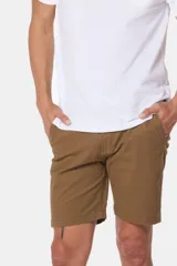 Bermuda color marrón confeccionada en algodón y spandex, con bolsillos laterales y traseros.