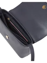 Cartera cruzada Tommy Hilfiger color azul marino, confeccionada en poliuretano. Presenta cierre de solapa, correa ajustable e insignia TH metalizada en la parte delantera.