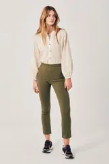 Pantalón chupín color verde oliva, con tiro alto y corte tobillero.