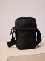 Bandolera negra de poliéster con correa ajustable y logo estampado.