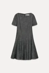 Vestido corto de Zara Woman Collection, color gris con textura. Tiene cuello barco, mangas cortas y falda acampanada con vuelo. Cierre trasero con cremallera oculta.