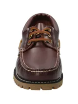 Zapato náutico de cuero color café oscuro con cordones de cuero y suela de goma con dibujo.