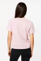 Remera blanca de algodón con estampado frontal con la frase "Ibiza is cheaper than therapy" en color bordó.