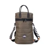 Matera estilo mochila color verde militar, confeccionada en nylon acolchado con detalles en símil cuero negro. Cuenta con tapa con cierre metálico, bolsillo interno, asas de mano y correa extensible para llevar al hombro o cruzada.