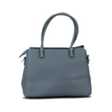 Cartera de mano color negro con textura granulada, doble asa corta, correa larga desmontable y herrajes dorados.