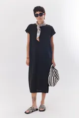 Vestido midi azul de lino y tencel, corte recto y mangas cortas.