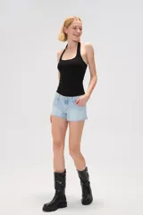 Short de jean celeste con terminaciones desflecadas.